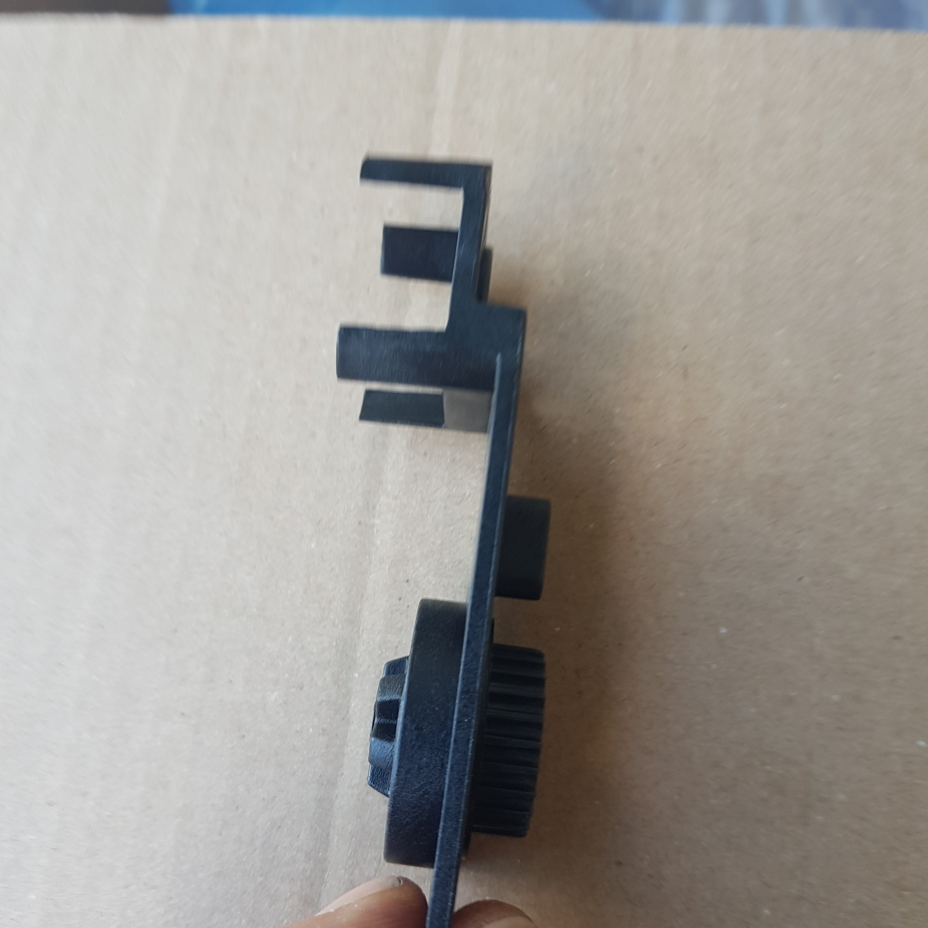 Braccio di sostegno spazzola lato motore scopa elettrica Black+Decker BDPSE1815P BLACK+DECKER